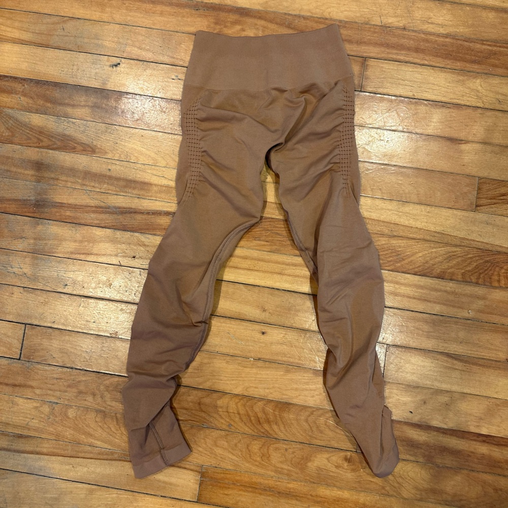 LAST CHANCE Alphalete Amplify Contour Leggings in Clay